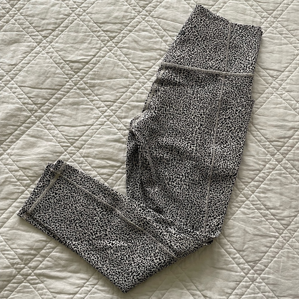 Athleta Textured Salutation Pocket 7/8 Tight in Black/White Microprint Cheetah